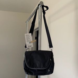Lululemon Party Om Bag crossbody purse Black